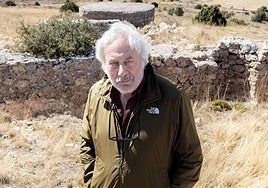 Julio Llamazares: en busca de las heridas abiertas de la Guerra Civil en la España vaciada