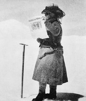 Imagen secundaria 2 - 1. El indio Kuntal Joisher ascendió al Everest con una dieta vegetal 2. Alpinistas alemanes con la bandera nazi en el Himalaya y 3. La montañera inglesa Fanny Bullock Workman, con un periódico que pide el «Voto para las mujeres», en la cima de Silver Throne