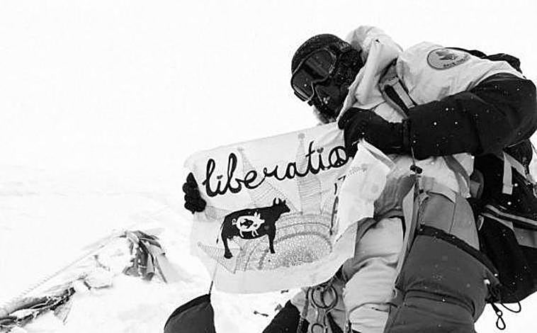 Imagen principal - 1. El indio Kuntal Joisher ascendió al Everest con una dieta vegetal 2. Alpinistas alemanes con la bandera nazi en el Himalaya y 3. La montañera inglesa Fanny Bullock Workman, con un periódico que pide el «Voto para las mujeres», en la cima de Silver Throne