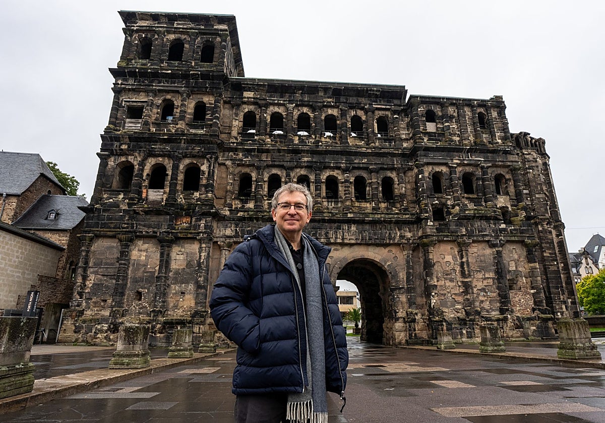 El autor, frente a la Porta Nigra de Tréveris