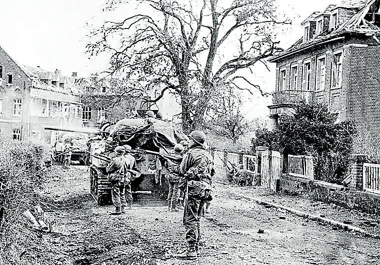 La infantería avanza al abrigo de un tanque