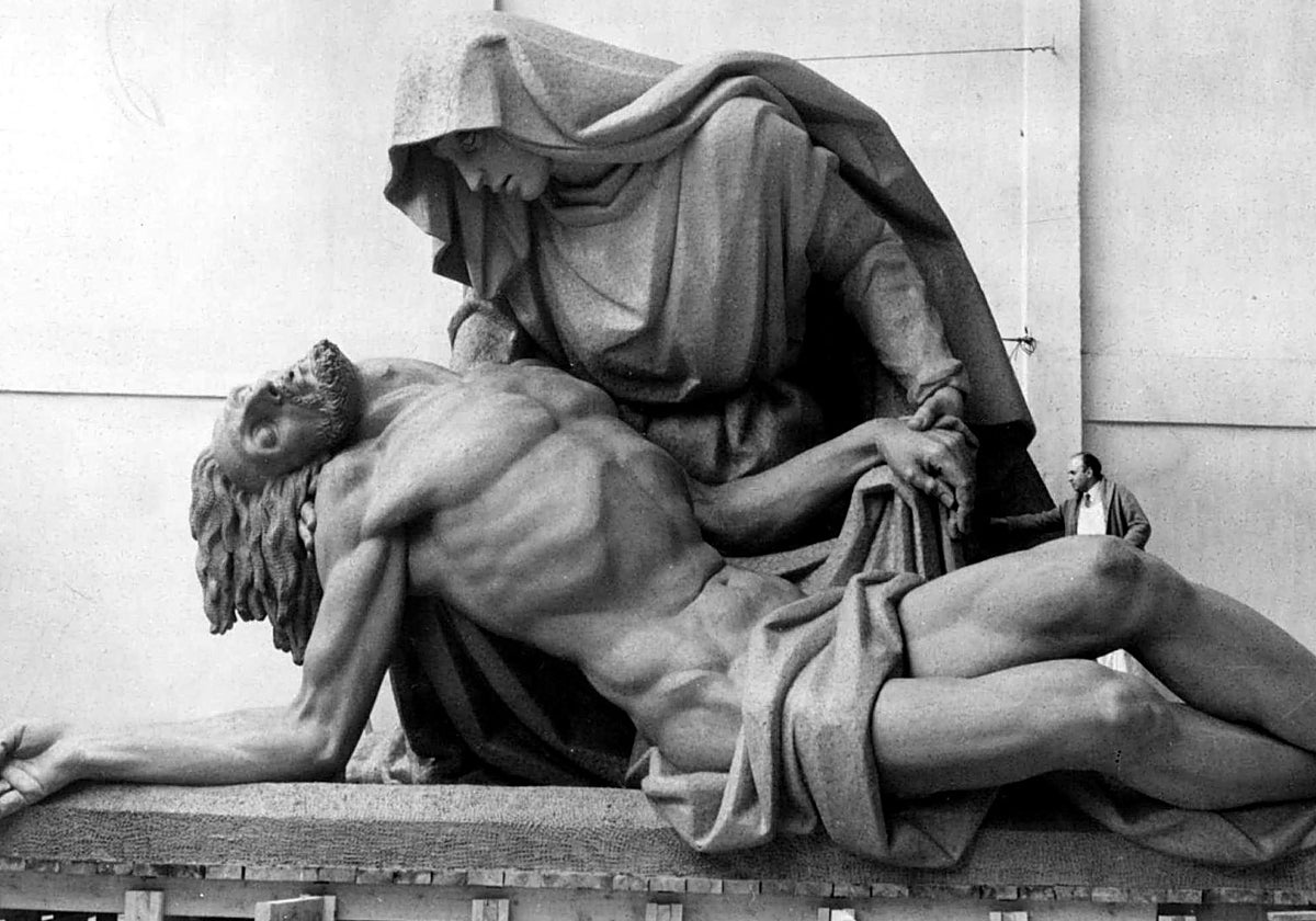 'La Piedad' del frontispicio de la basílica de Cuelgamuros recibiendo los últimos retoques por parte de su autor, Juan de Ávalos