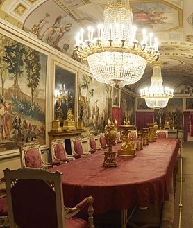 Imagem secundária 2. Acima: Conselho de Ministros de Franco em 1975. Nestas linhas, à esquerda está o ditador no seu gabinete. À direita: Conselho de Ministros atualmente