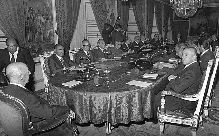 Imagem principal - topo: Conselho de Ministros de Franco em 1975. Acima destas linhas, à esquerda, está o ditador no seu gabinete. À direita: Conselho de Ministros atualmente