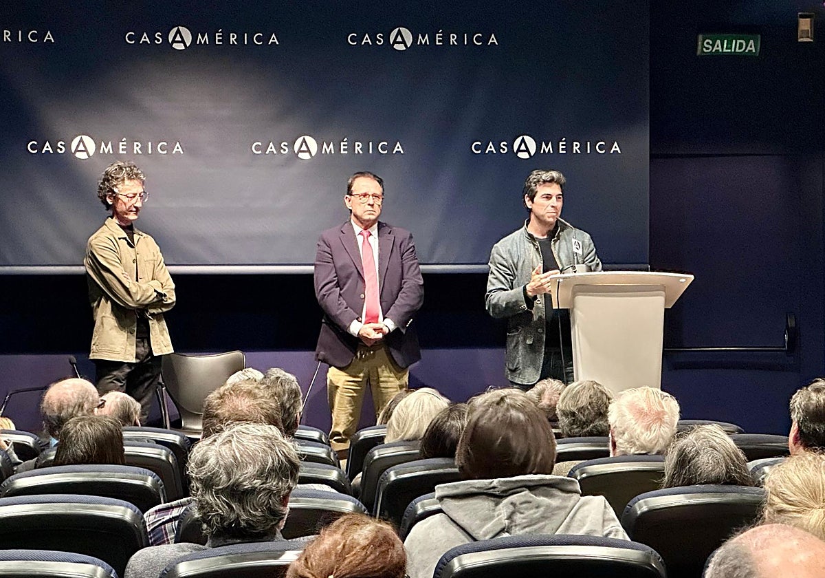 De izquierda a derecha, Antonio Pérez Molero, director, David García Hernán, historiador y Bernabé Rico, productor