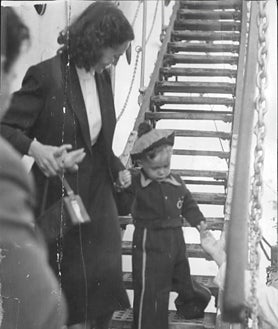 İkincil resim 2 - Yukarıda, Sontay buharlı gemisinin 1.500 İspanyol mülteci çocukla birlikte 1937'de Saint Petersburg'a varışı. Bu satırların üstünde solda: 1956'da Castellón'a yeni gelmiş, ülkesine geri dönenler. Sağda: 1956'da Sovyet gemisi Kırım'dan oğluyla birlikte inen bir anne