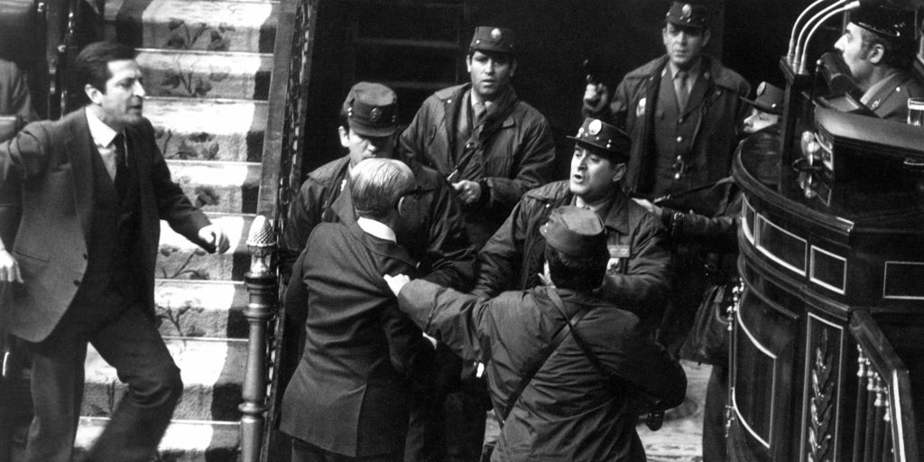 民主主義を売り渡した大裏切り者は誰ですか?