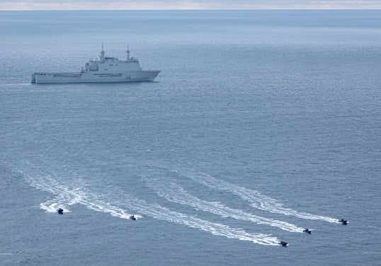 Amfibi çıkarma gemisi Galiçya'dan IM SuperCat gemileri sahile doğru ilerliyor