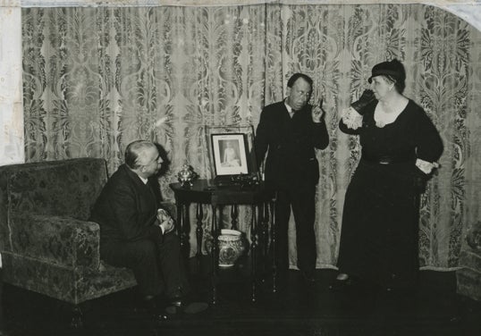 Madrid, Ocak 1934. María Brú ve Pepe Isbert, yazar Pedro Muñoz Seca'nın önünde prova yapıyor