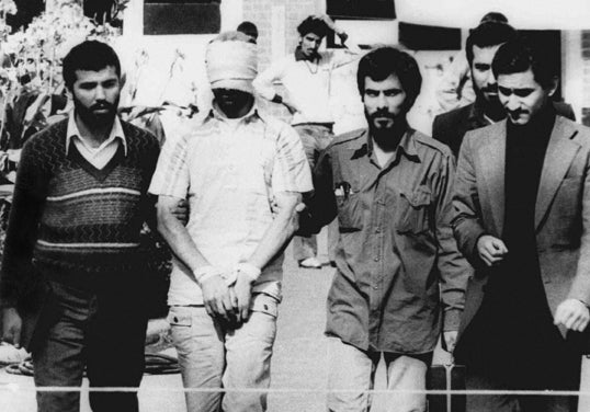 Tahran'da kaçıranlar tarafından sergilenen Amerikalı rehinelerden biri