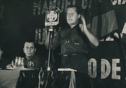 José Antonio Primo de Rivera, 1935'te Madrid sinemasında İspanyol Falange'ın mitinginde.