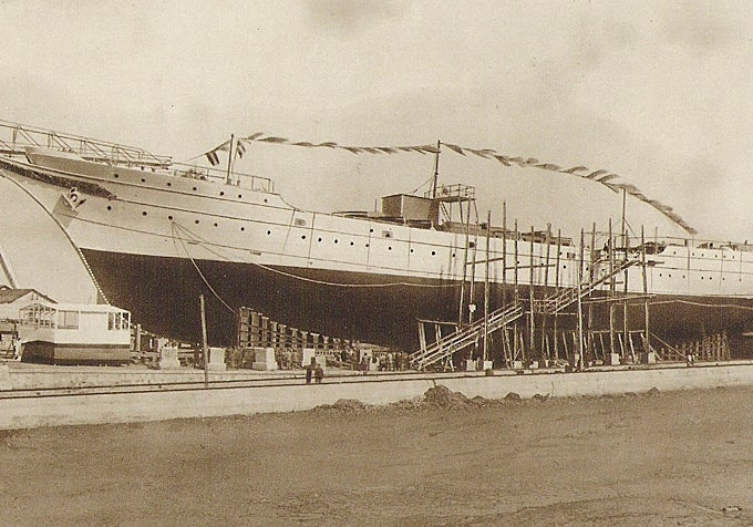 Juan Sebastián de Elcano'nun denize indirilmesi.