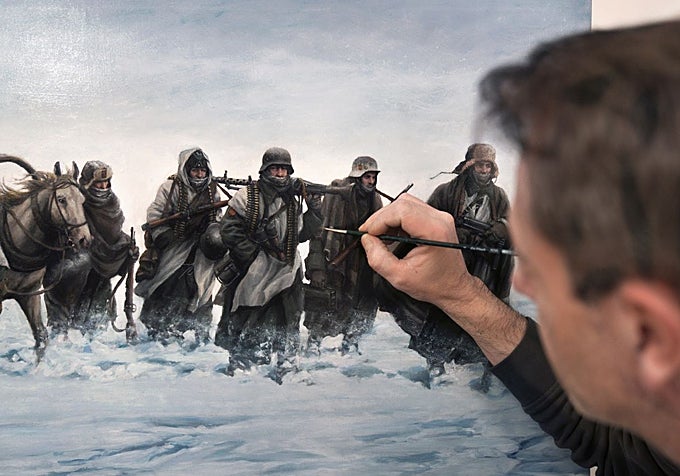Ressam tabloya son rötuşları yapıyor