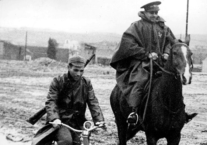 Un enlace de caballería y un ciclista, durante la Guerra Civil española