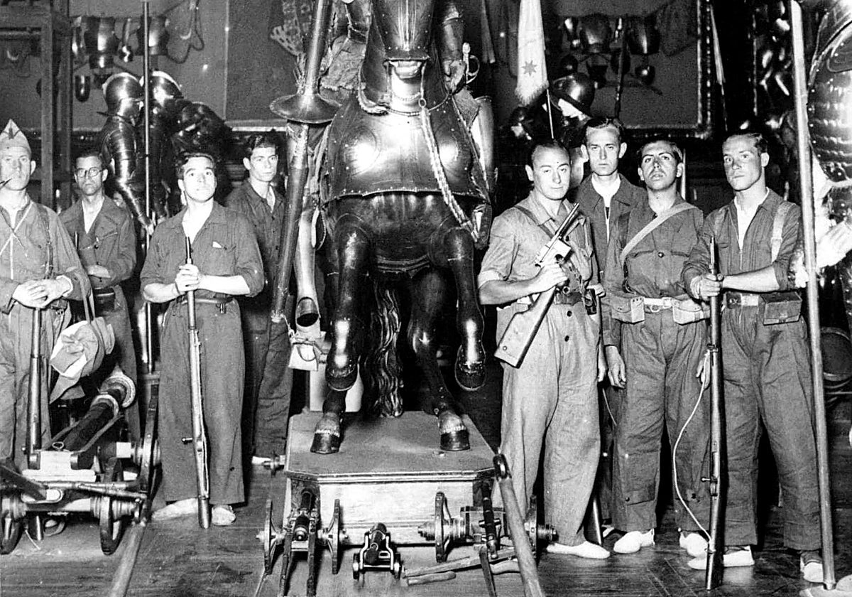 Milicianos, tras asaltar el Palacio de Medinaceli, en Madrid