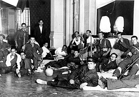 Imagen secundaria 1 - Dos imágenes de milicianos en el Palacio de Medinaceli, en Madrid, junto a la esquela publicada en este diario