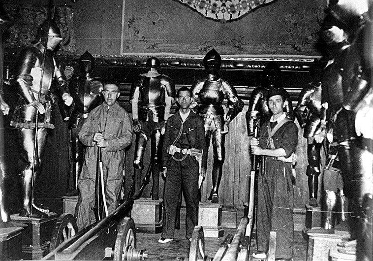 Imagen principal - Dos imágenes de milicianos en el Palacio de Medinaceli, en Madrid, junto a la esquela publicada en este diario