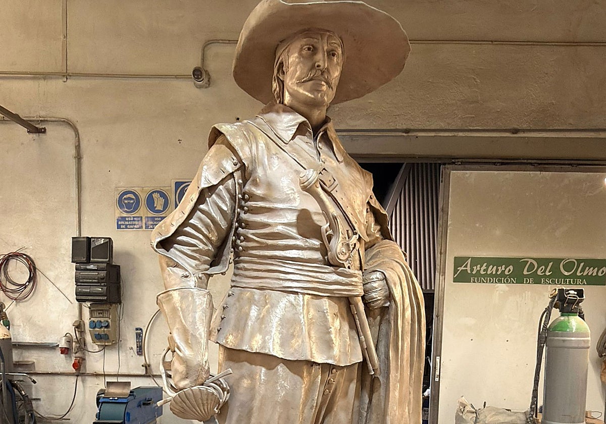 Arturo Pérez-Reverte inaugura la escultura de Alatriste en Cartagena