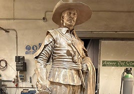 Pérez-Reverte inaugura la estatua de Alatriste en Cartagena