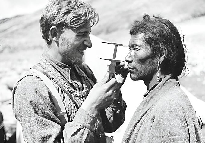 El antropólogo Bruno Beger mientras realiza la craneometría de un hombre tibetano