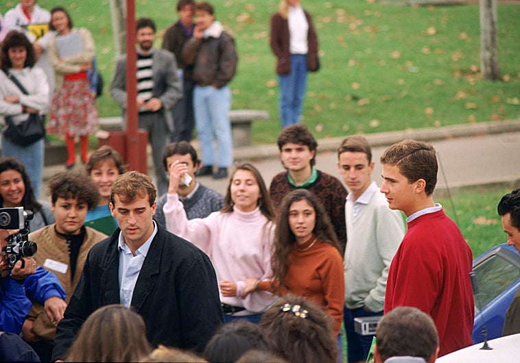 Imagen principal - El Rey, en su primer día de clase, junto a sus compañeros de promoción y en el campus