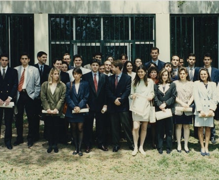 Imagen secundaria 1 - El Rey, en su primer día de clase, junto a sus compañeros de promoción y en el campus