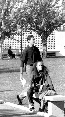 Imagen secundaria 2 - El Rey, en su primer día de clase, junto a sus compañeros de promoción y en el campus