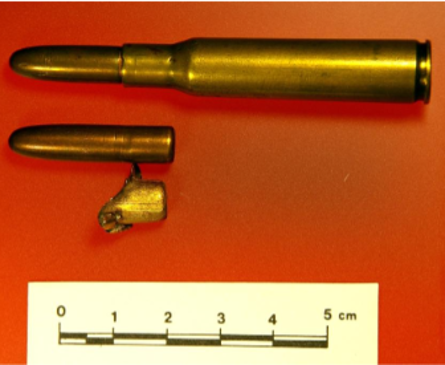 Imagen secundaria 1 - Arriba, momentos antes del fusilamiento, según la reconstrucción de 'Lorca, las horas perdidas', con el detalle abajo del actor que da vida al poeta. Además, las balas deformadas encontradas en una de las excavaciones