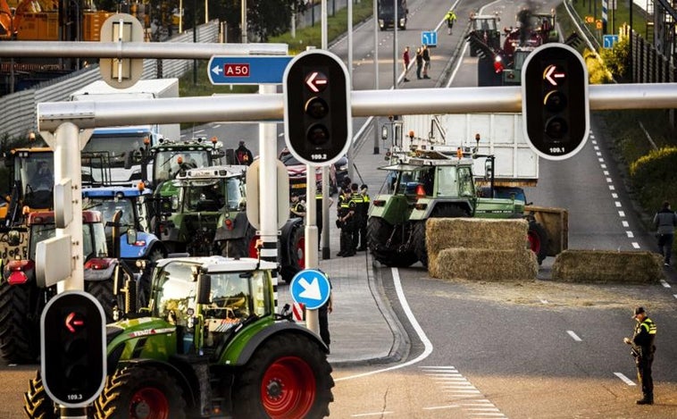 Granjeros bloquean carreteras y centros de suministro en Países Bajos en protesta por la ley climática