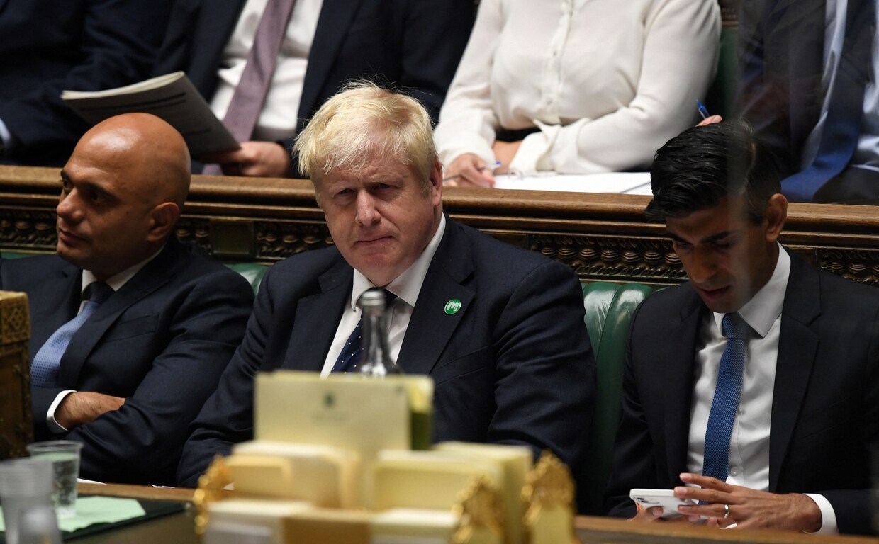 El Secretario de Sanidad británico, Sajid Javid (izquierda), el Primer Ministro británico, Boris Johnson (derecha), y el Ministro de Hacienda británico, Rishi Sunak