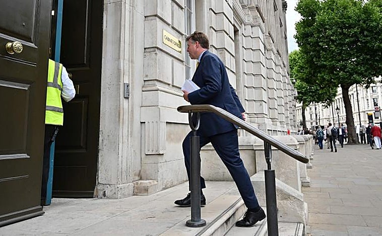 Una delegación de ministros se reúne con Johnson para pedirle que dimita