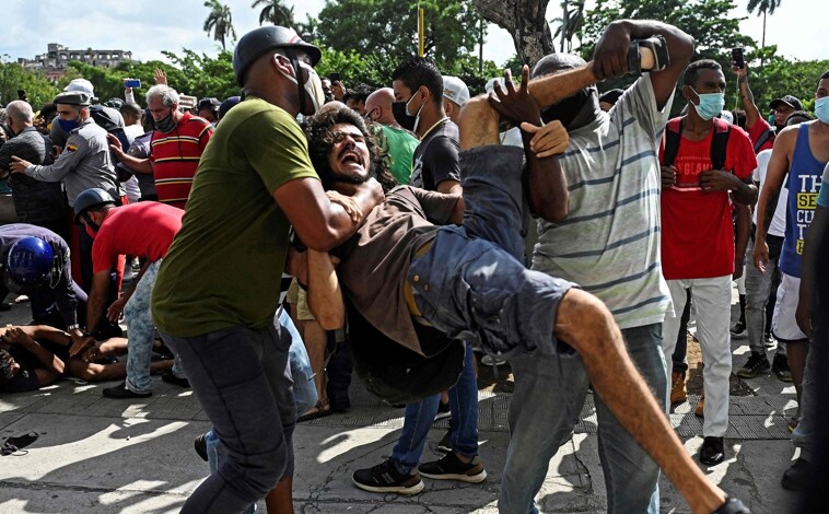 Imagen principal - Cientos de personas salieron a las calles para protestar contra el régimen cubano
