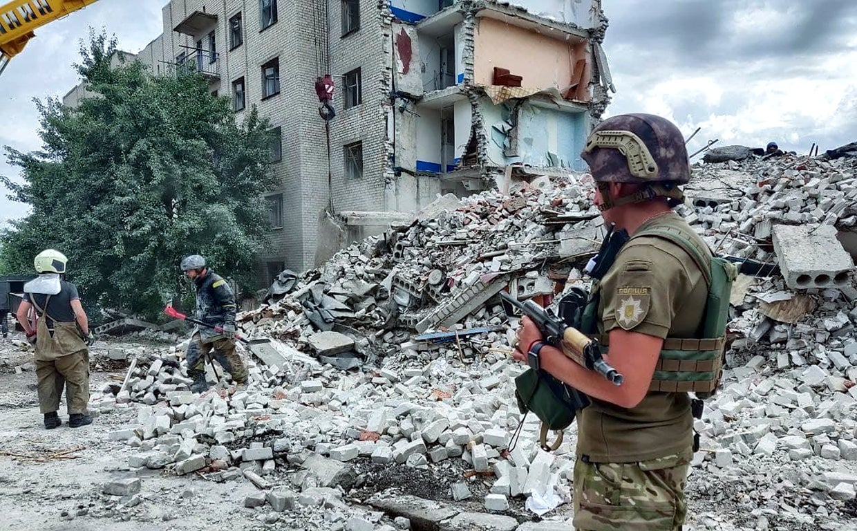 Al menos 15 muertos en un nuevo ataque de Rusia a un edificio residencial en Donetsk