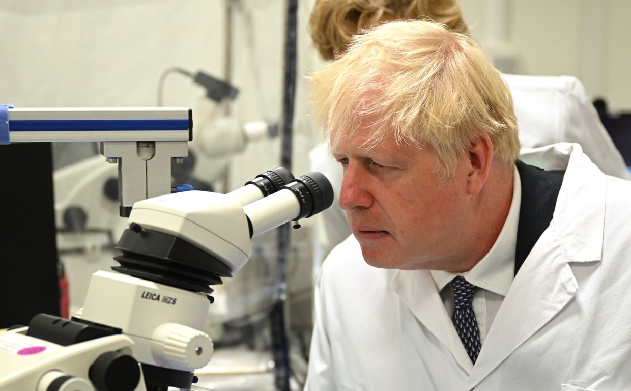 Boris Johnson este lunes en el instituto Francis Crick en Londres