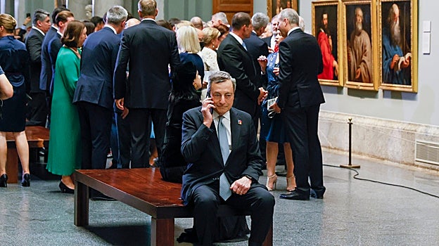 Mario Draghi habla por teléfono a su llegada al Museo del Prado donde el presidente del Gobierno español ofreció una cena a los jefes de Estado y de Gobierno que participaron en la cumbre de la OTAN