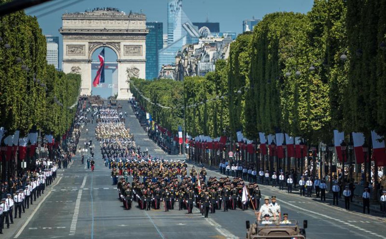 Cuerpos de las fuerzas armadas francesas desfilando con el Arco del Triunfo al fondo