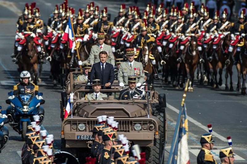 Emmanuel Macron, presidente de la república, desfilando en un coche del ejército