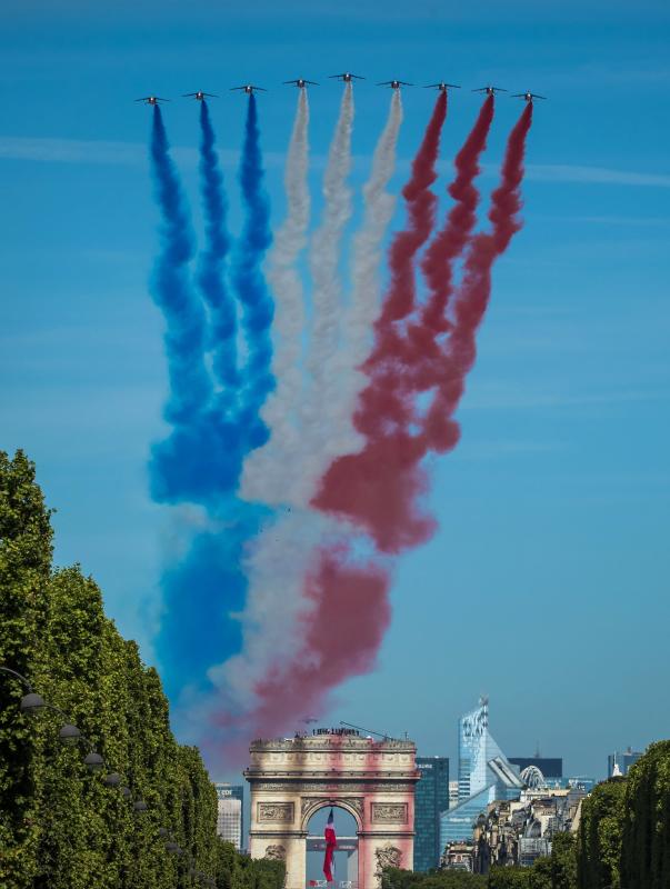 Aviones del ejército dibujando la bandera francesa en el cielo