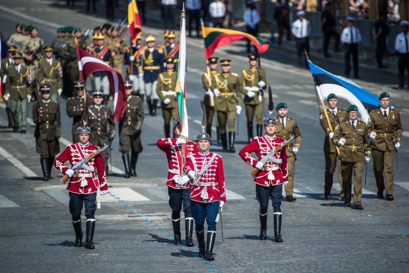 Soldados búlgaros durante el desfile militar