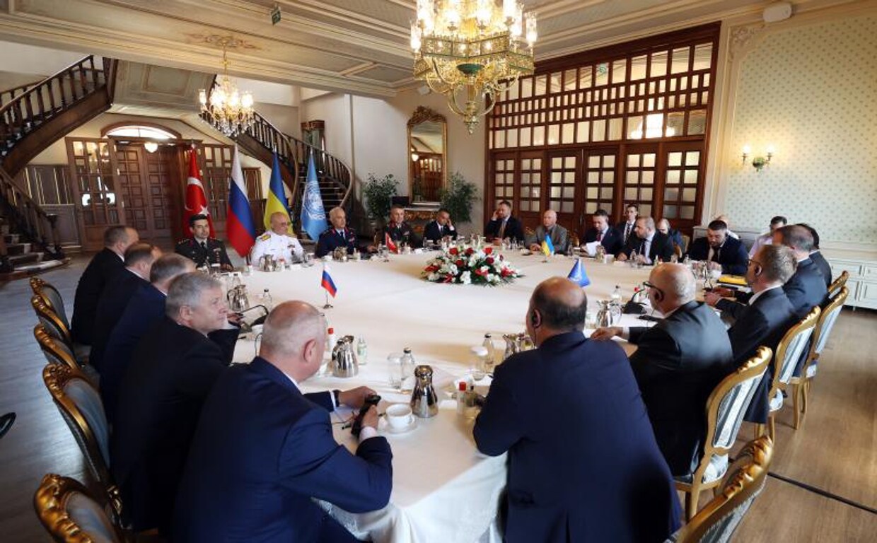 Una fotografía proporcionada por la oficina de prensa del Ministerio de Defensa de Turquía muestra a diplomáticos turcos, rusos, ucranianos y de la ONU durante la reunión para las conversaciones sobre cereales en Estambul, Turquía, el 13 de julio de 2022.