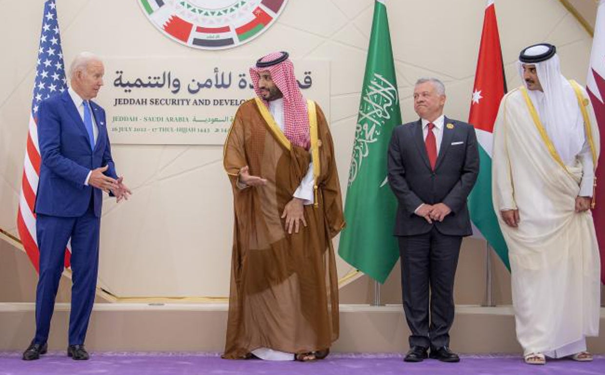 Biden le arranca a los saudíes un incremento de producción de crudo