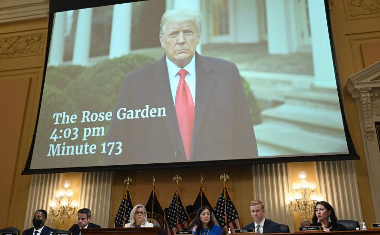 Vídeo en el que Trump habla a sus seguidores se ve en pantalla durante el Comité para investigar el ataque al Capitolio