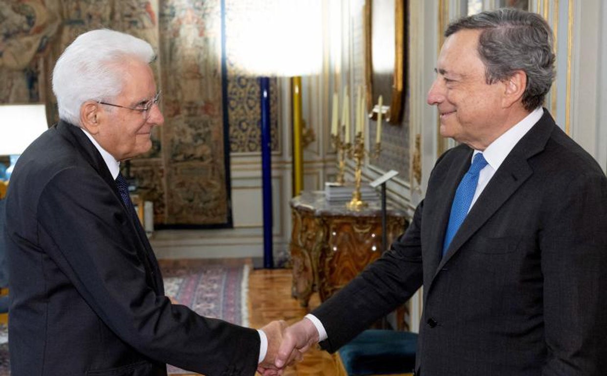 Mattarella (izquierda) y Draghi (derecha) durante una audiencia en Roma