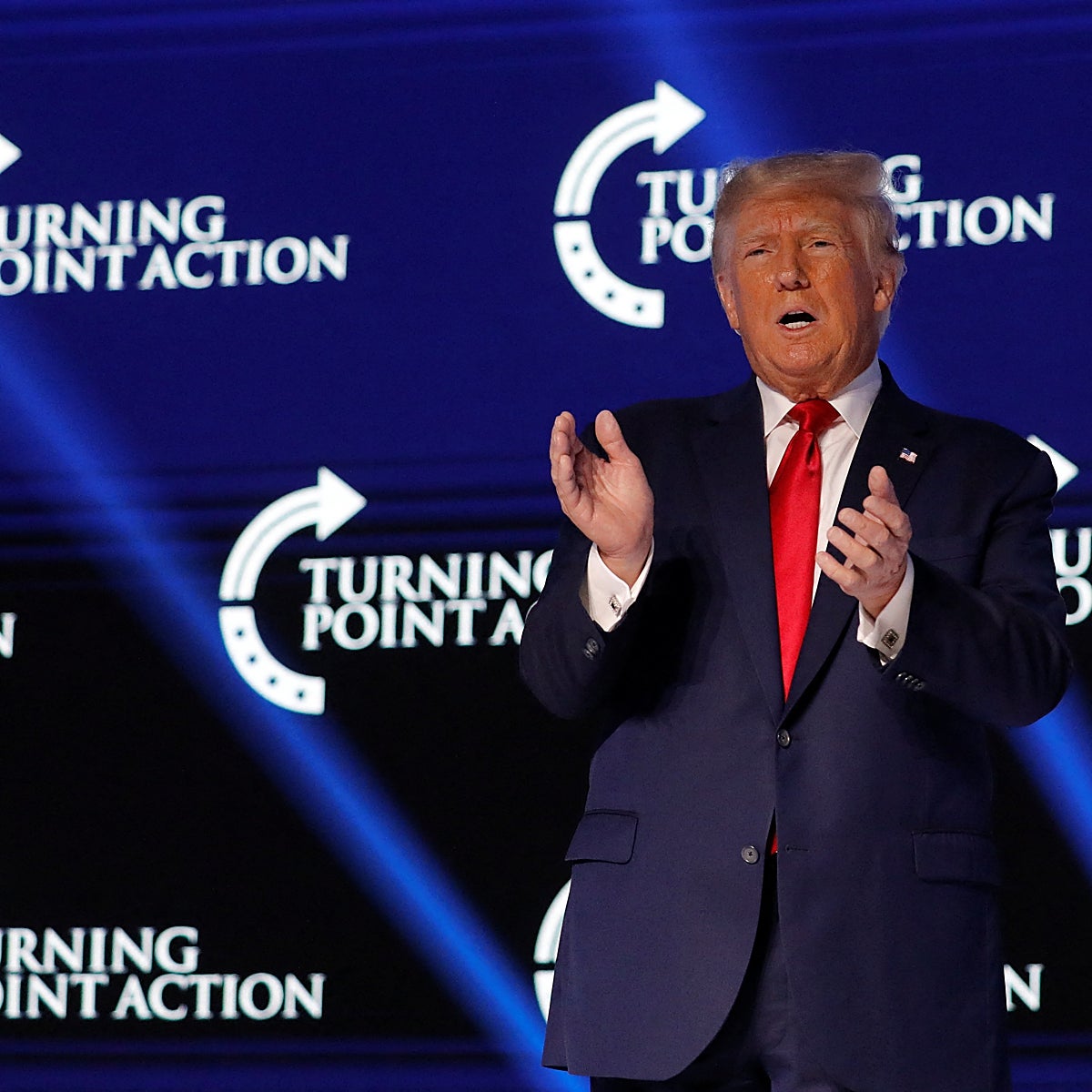 Trump regresa a Washington y amaga con volver a presentarse