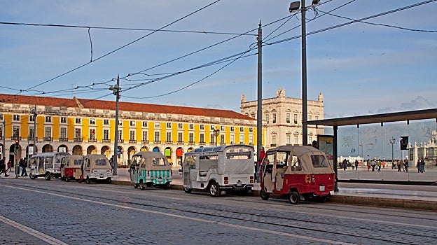 En Lisboa conviven tuk-tuk de varias generaciones