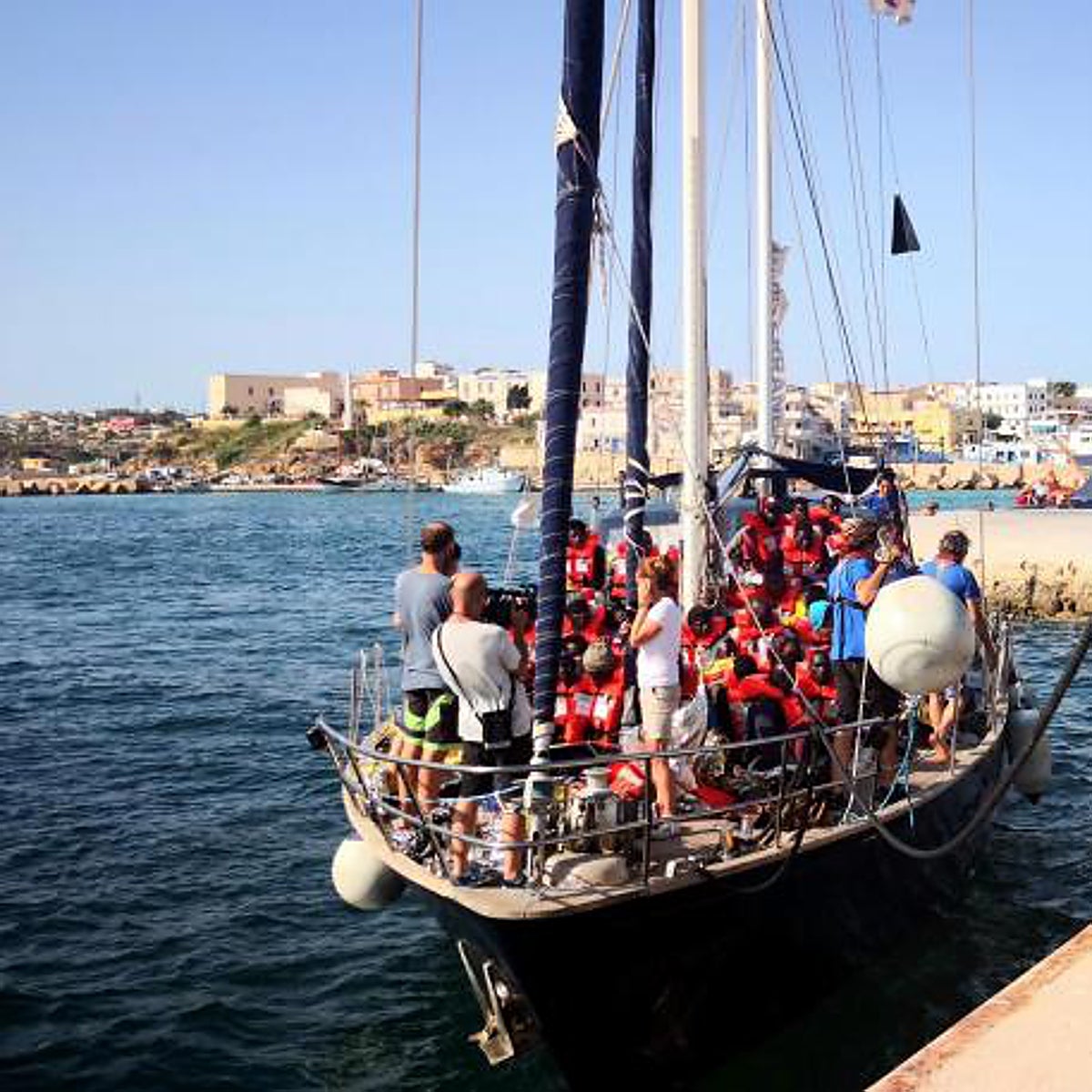 Mercenarios ligados a Rusia intentan desestabilizar Italia con miles de inmigrantes desde Libia