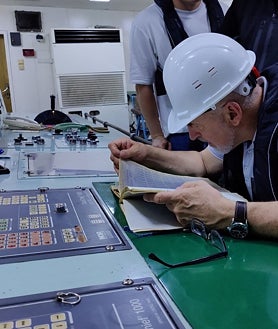 Imagen secundaria 2 - Responsables del Centro de Coordinación Conjunta de Estambul a bordo del carguero Razoni, con bandera de Sierra Leona, la primera embarcación en transportar grano ucraniano desde el inicio de la guerra.