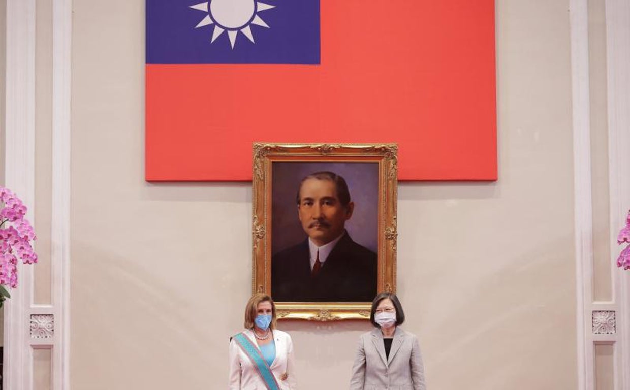 La presidenta de Taiwán, Tsai Ing-wen (derecha), y la presidenta de la Cámara de Representantes de EE. UU., Nancy Pelosi, posan para fotos durante su reunión en el Palacio Presidencial en Taipei