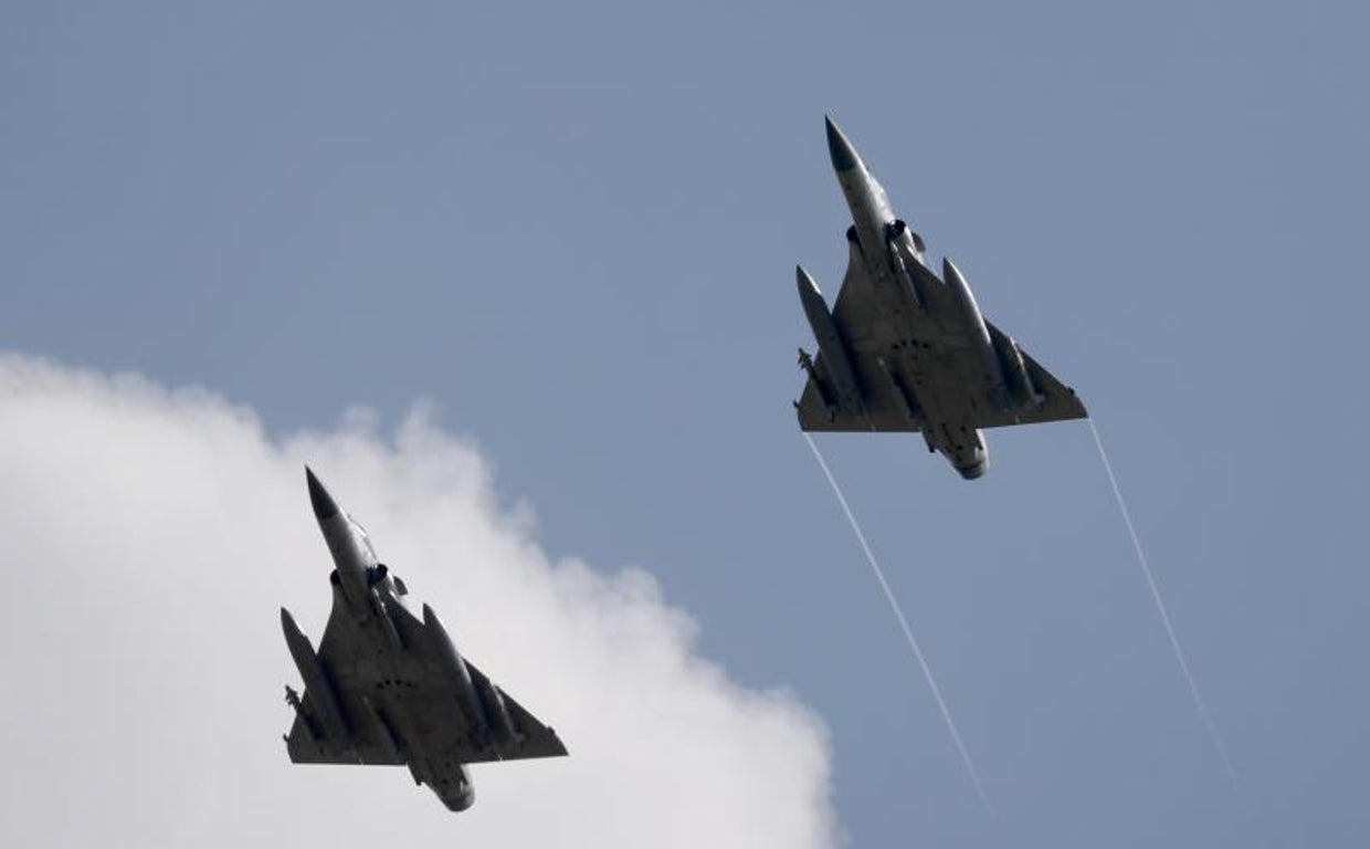 Dos aviones de combate Mirage 2000-5 de la Fuerza Aérea de Taiwán vuelan junto a una base aérea en Hsinchu, Taiwán