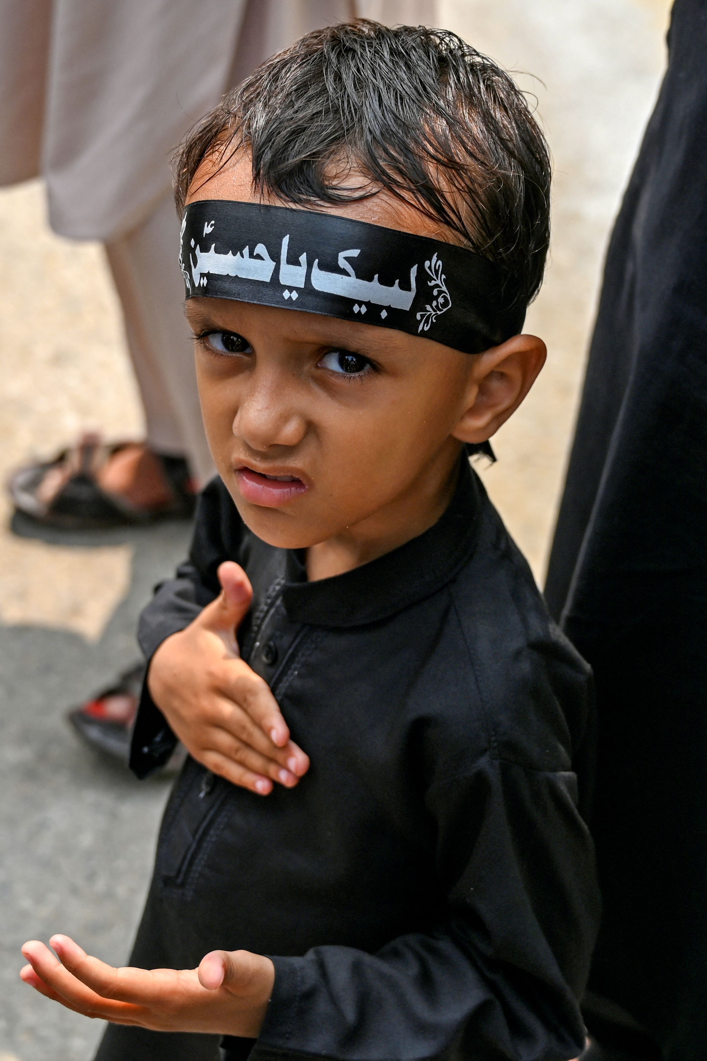 Un menor chií se golpea el pecho en la fiesta de la Ashura.